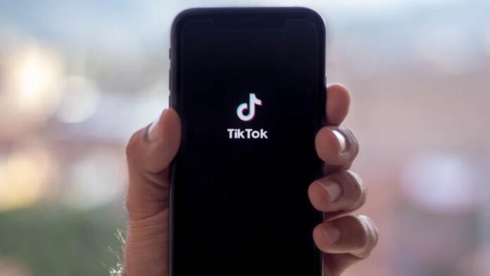 Usuários norte-americanos do TikTok enfrentaram interrupções no acesso à plataforma na madrugada deste domingo, 19. Leia mais aqui.