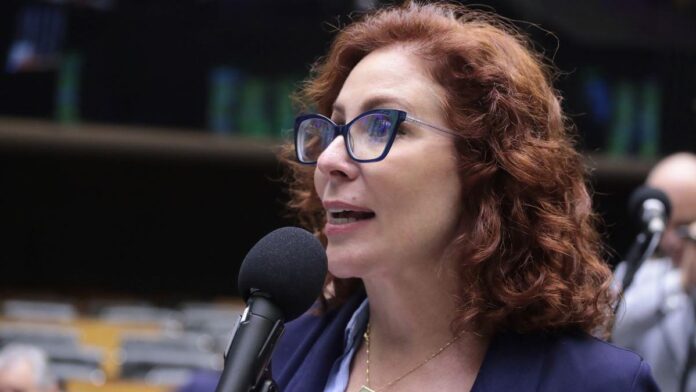 A deputada federal Carla Zambelli (PL-SP) cometeu uso indevido dos meios de comunicação e a prática de abuso de poder político.