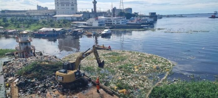 A Prefeitura de Manaus, por meio da Secretaria Municipal de Limpeza Urbana, intensificou o trabalho de limpeza na orla do rio Negro.