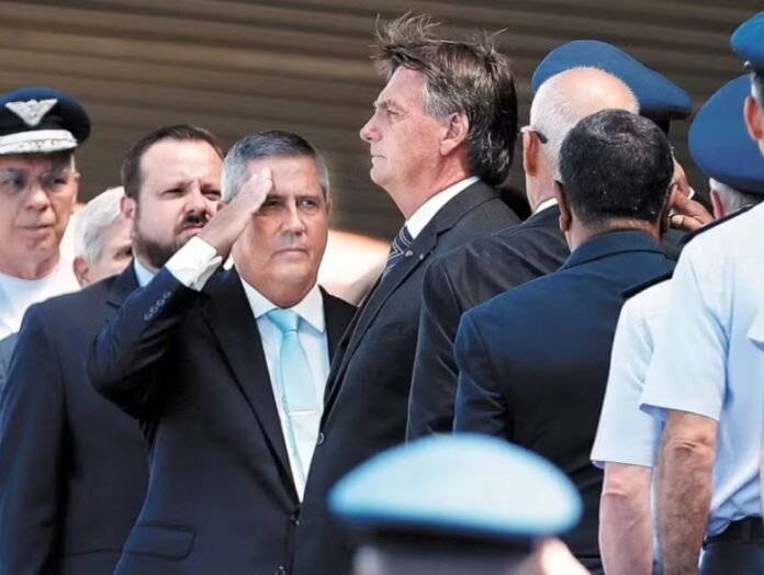 General Braga Netto teria enviado dinheiro para outro militar em uma sacola de vinho por meio de Mauro Cid.