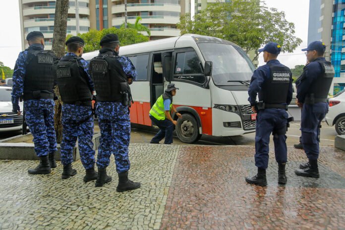 A Prefeitura de Manaus realizou uma operação de combate ao transporte clandestino na avenida Coronel Teixeira e estrada do Tarumã.