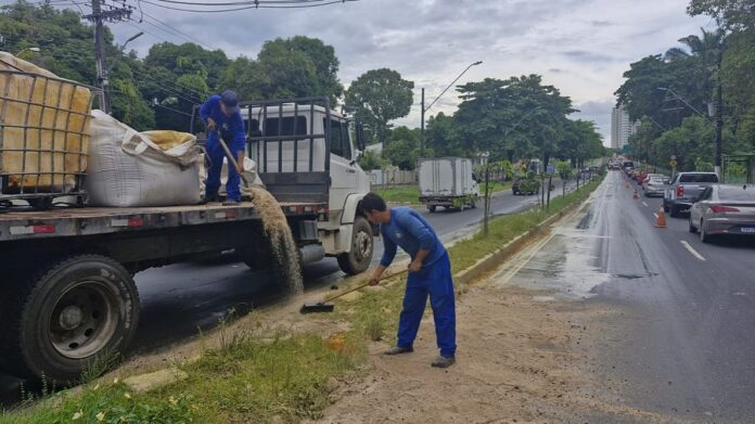 De acordo com o IMMU, o caminhão que transportava o óleo perdeu o controle após uma curva, e parte da carga acabou tombando na pista.