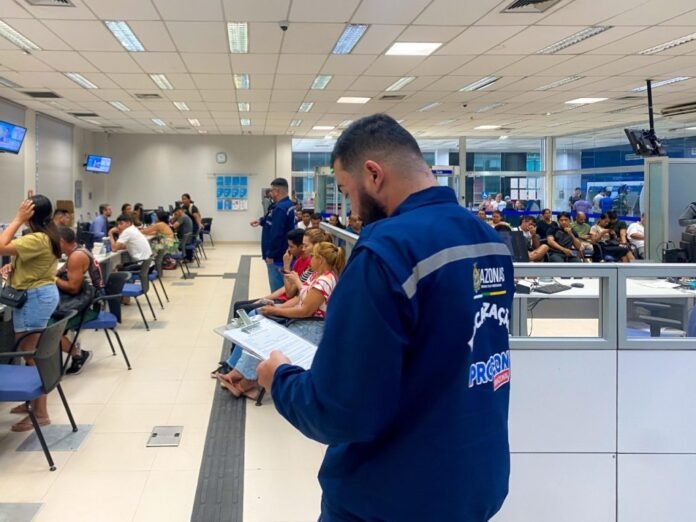 A lei garante o respeito aos direitos relacionados a demora por atendimento em estabelecimentos comerciais e serviços bancários.