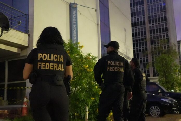 As investigações identificaram irregularidades relacionadas a descontos de mensalidades sobre os benefícios concedidos pelo INSS.