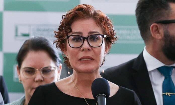 Carla Zambelli recorre ao STF após ser condenada a 10 anos por invasão ao CNJ. Entenda o caso clicando no link da matéria.