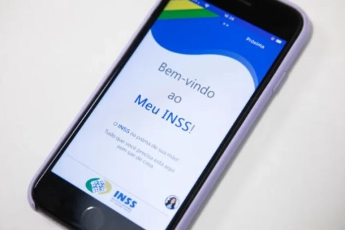  O pedido deve ser feito por meio do aplicativo Meu INSS, pelo site de mesmo nome ou pelo telefone 135.