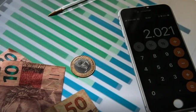 Começou a valer nesta quinta-feira (1º) a isenção do Imposto de Renda de Pessoa Física (IRPF) para quem recebe até R$ 3.036 por mês.