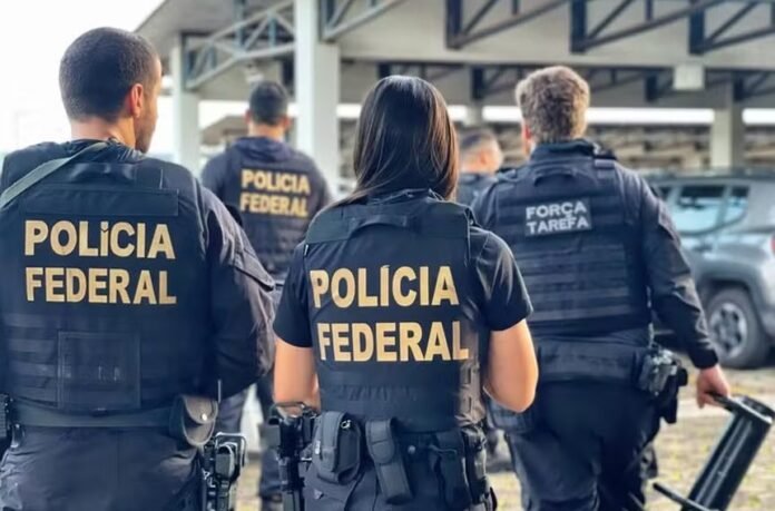 A Polícia Federal (PF) prendeu inco pessoas suspeitas de integrar um grupo criminoso que cobrava até R$ 250 mil para executar ministros
