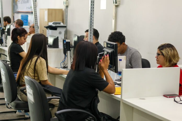Os interessados nas vagas devem comparecer na sede do Sine Amazonas. A distribuição das senhas e atendimento acontece das 8h às 14h.