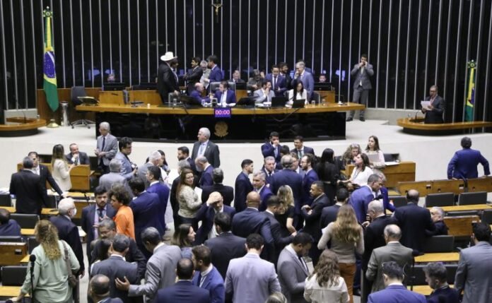 Por falta de acordo na Câmara o texto foi fatiado, e a reestruturação de carreiras ficará para o GT que discutirá a reforma administrativa.