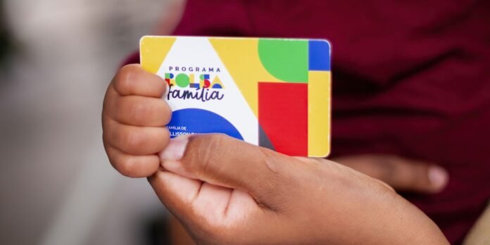 O Bolsa Família paga R$50 a famílias com gestantes e filhos de 7 a 18 anos e outro, de R$ 150, a famílias com crianças de até 6 anos.