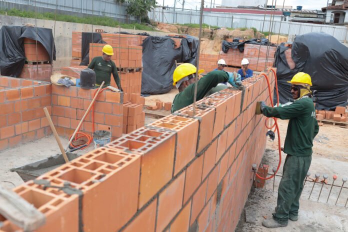 O programa Amazonas Meu Lar, maior iniciativa habitacional da história do estado, vem impulsionando o setor da construção civil.