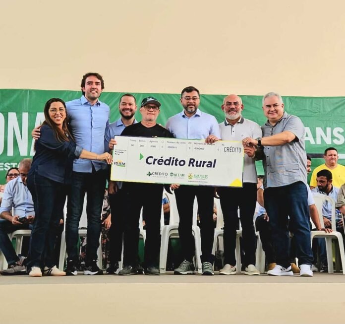 Pescadores artesanais e agricultores familiares do município de Itacoatiara receberam R$ 387,7 mil em crédito rural e 194 documentos oficiais.