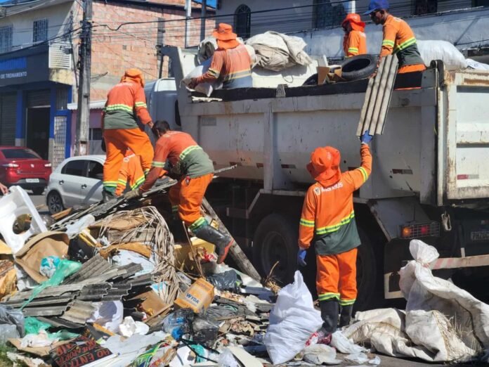 A Prefeitura de Manaus realizou mais uma ação de combate ao descarte irregular de lixo em vias públicas.