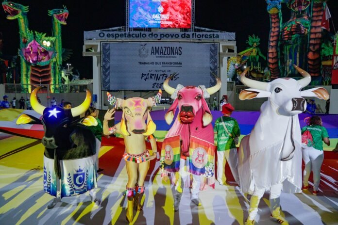 Neste ano, a população LGBTQIAPN+ que for ao Festival de Parintins vai celebrar o Dia Internacional do Orgulho de uma forma diferente.
