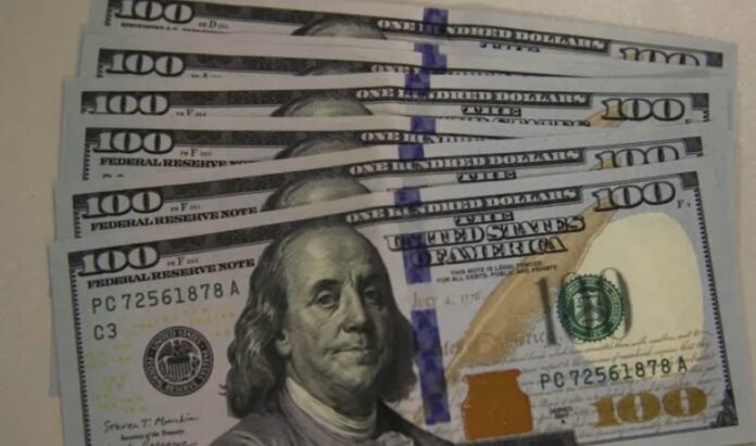 O dólar comercial encerrou esta quinta-feira (5) vendido a R$ 5,586, com recuo de R$ 0,059 (-1,05%) em comparação com o dia anterior.