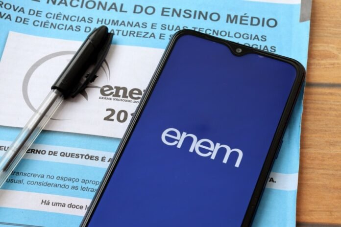 A inscrição é confirmada após o pagamento. Para efetuar o pagamento via Pix, o candidato deve escanear o QR Code disponível no próprio boleto. 