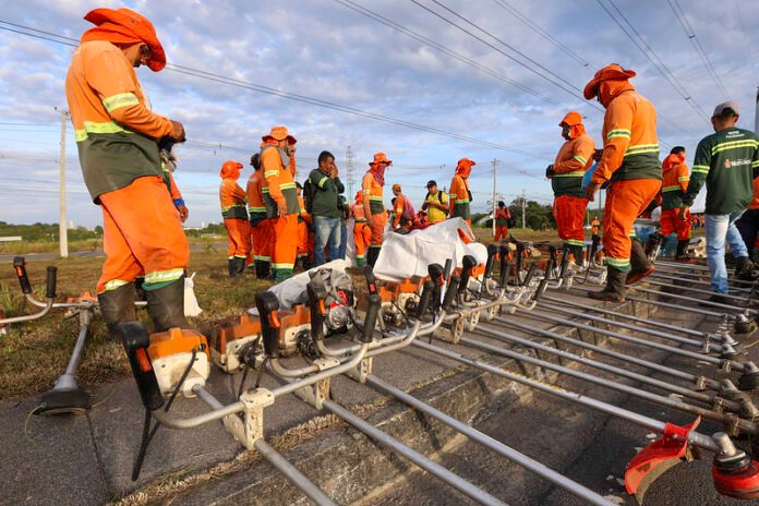 A Prefeitura de Manaus intensificou neste domingo (27/07) as ações de combate ao descarte irregular de resíduos sólidos em vias públicas.