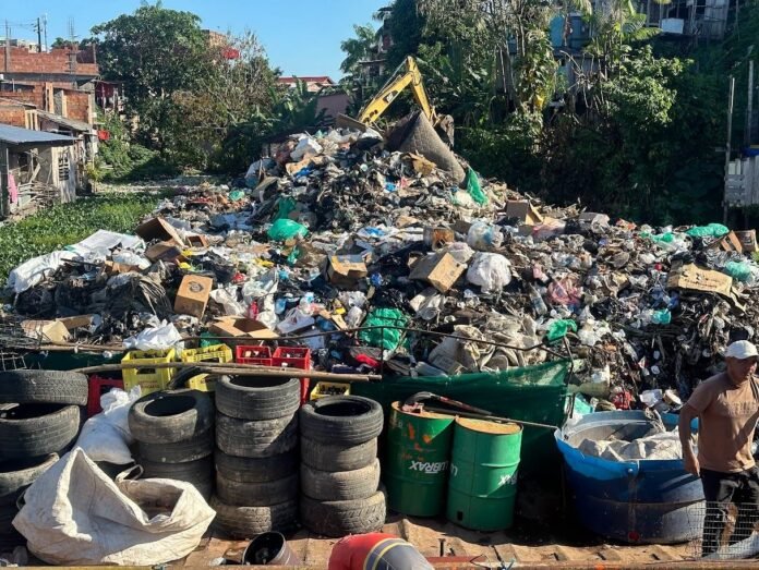 A Prefeitura de Manaus vai realizar, neste domingo (13/7), o transbordo das balsas que armazenaram o lixo retirado dos igarapés da cidade.