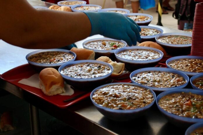 As sopas servidas gratuitamente pelo programa Prato Cheio são mais do que uma refeição: representam acolhimento, nutrição e dignidade