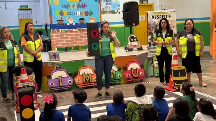 Aproximadamente 100 alunos do 1º e 2º anos participaram da programação do projeto Oca vai à escola, promovido pela Semed.