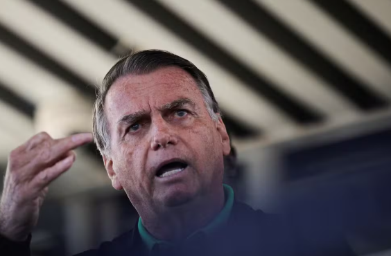A Polícia Federal (PF) cumpriu, na manhã desta sexta-feira (18), mandados judiciais contra o ex-presidente Jair Bolsonaro (PL).