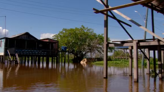 A cheia do rio Solimões obrigou o fechamento da única escola da comunidade Costa do Marimba, interior do Amazonas.