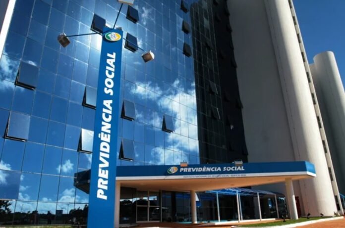O estado do Amazonas contará com 20 novos peritos médicos federais nas Agências da Previdência Social, elevando de 32 para 52 o número total de profissionais atuando na região — um aumento de 62,5% na capacidade operacional de perícia médica. A medida faz parte de um esforço nacional para enfrentar a fila do INSS e melhorar o atendimento em regiões com maior tempo de espera, como a Região Norte, que receberá, no total, 88 novos peritos médicos, representando um ganho de 46,56%. Municípios beneficiados no Amazonas Os profissionais nomeados irão atuar em cinco municípios estratégicos do estado: Manaus Iranduba Manacapuru Itacoatiara Parintins Nomeações publicadas no Diário Oficial da União As nomeações foram oficializadas nesta quarta-feira (30) pelo Ministério da Previdência Social, por meio de publicação no Diário Oficial da União. A expectativa é que os novos servidores estejam em exercício já no mês de agosto, após os trâmites de apresentação de documentos e posse. Ministro destaca impacto nos atendimentos O ministro da Previdência Social, Wolney Queiroz, ressaltou a importância da medida para populações mais vulneráveis: “OS NOVOS PERITOS MÉDICOS IRÃO TRABALHAR ONDE A ESPERA POR UMA PERÍCIA É MAIOR. A CHEGADA DESSES PROFISSIONAIS É MUITO AGUARDADA E VAI GERAR UM IMPACTO ENORME NO ATENDIMENTO DA PONTA AOS NOSSOS SEGURADOS.” Distribuição estratégica com base na demanda A distribuição das vagas levou em conta critérios como: Tempo médio de espera por perícia médica Localização estratégica para os atendimentos Cobertura territorial e necessidade de ampliação da rede pericial Esses critérios foram fundamentais para definir os municípios prioritários e garantir maior eficiência na prestação de serviços do INSS. Concurso atraiu quase 14 mil candidatos As contratações são resultado do concurso público realizado em fevereiro de 2025, o primeiro em 15 anos para a área de perícia médica. O processo seletivo foi conduzido pelo Cebraspe (Centro Brasileiro de Pesquisa em Avaliação e Seleção e de Promoção de Eventos), com quase 14 mil inscritos. Benefícios para segurados e agilidade no INSS A chegada dos novos peritos médicos no Amazonas é uma resposta direta à demanda crescente por perícias médicas previdenciárias, especialmente nas regiões com maior tempo de espera por benefícios como auxílio-doença, aposentadoria por invalidez e BPC. Além de desafogar a fila do INSS, as contratações contribuem para um atendimento mais humano e eficiente, promovendo justiça social e acesso mais ágil aos direitos dos cidadãos. Leia mais: Aposentados pelo INSS têm até o dia 21 de julho para aderir ao acordo de devolução Aleam anuncia FGV como banca organizadora do concurso, com 100 vagas imediatas Manacapuru: Justiça manda prender envolvidos em tentativa de compra de bebê Siga nosso perfil no Instagram, Tiktok e curta nossa página no Facebook Quer receber notícias direto no celular? Entre no nosso grupo oficial no WhatsApp e receba as principais notícias em tempo real. Clique aqui.