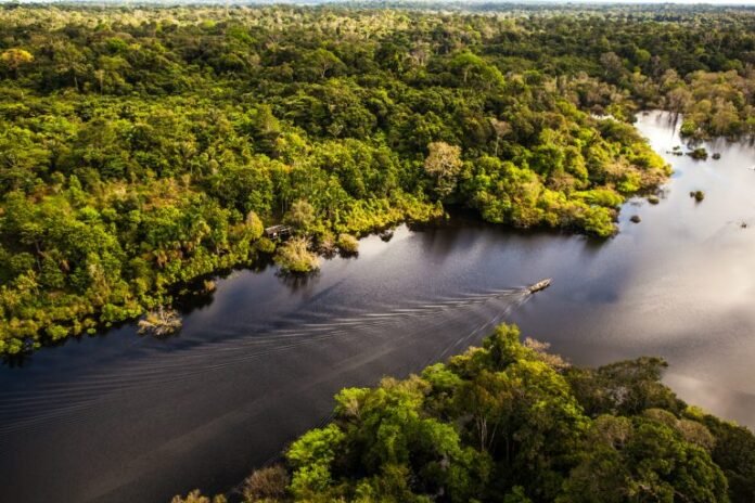 A Câmara dos Deputados aprovou o projeto que flexibiliza as regras para o licenciamento ambiental no Brasil.