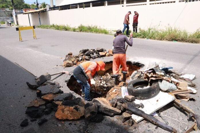 A Prefeitura iniciou uma operação emergencial para recuperar a rede de drenagem profunda danificada após o descarte irregular de lixo.