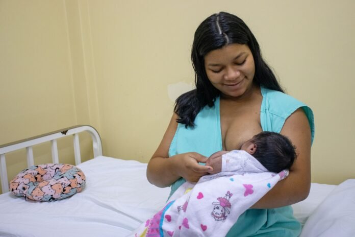 Mais do que um simples ato de nutrir, a amamentação é essencial para a saúde do bebê e da mãe, contribuindo para a prevenção de doenças.