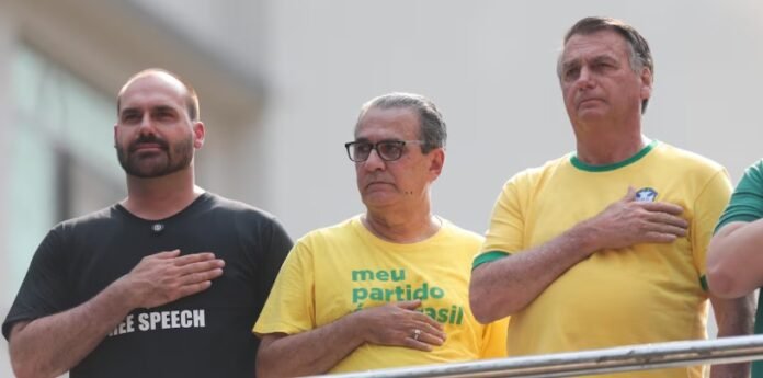A Polícia Federal recuperou mensagens, áudios e documentos no celular do ex-presidente Jair Bolsonaro.