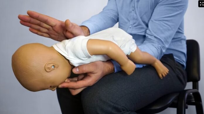 engasgo A iniciativa tem como objetivo preparar gestantes e seus familiares para agirem com rapidez e eficácia diante de episódios de engasgamento.
