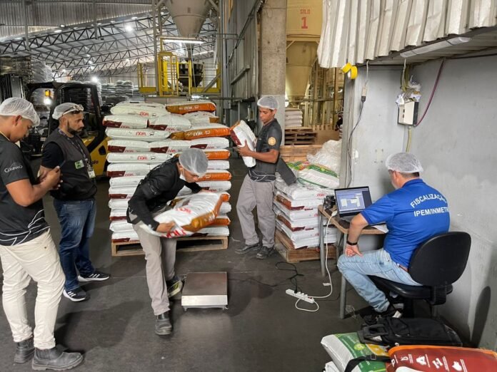 foto-1_-equipe-de-fiscalizacao-696x522 393 produtos passaram por fiscalização em seis estabelecimentos. Quatro marcas foram autuadas por irregularidades pelo Ipem