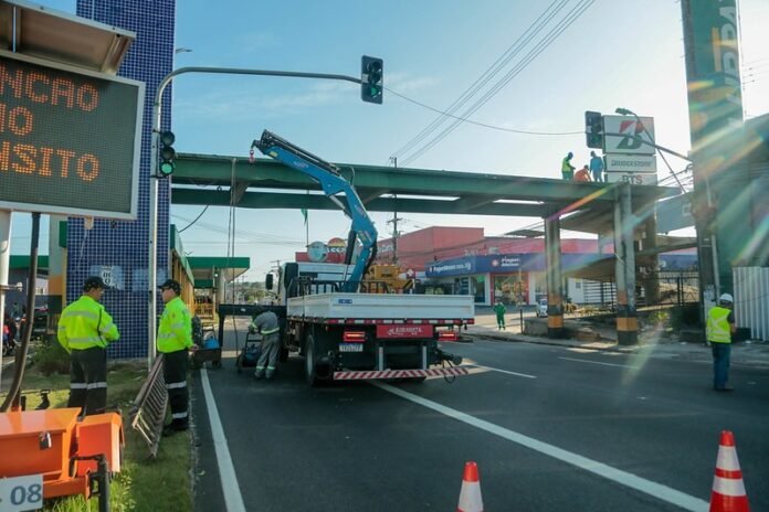 A Prefeitura de Manaus deu início, neste domingo, 3/8, à demolição total da antiga passarela da avenida Torquato Tapajós.