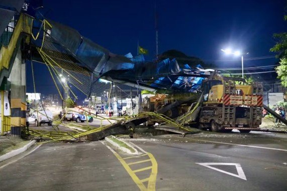 A Prefeitura de Manaus vai realizar neste domingo (2) a demolição da antiga passarela da Avenida Torquato Tapajós.