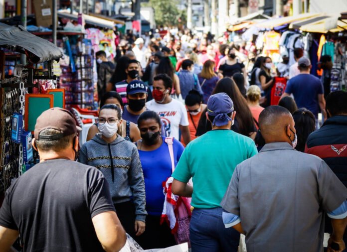 Na publicação, o IBGE aponta a população de todos os estados, do Distrito Federal, regiões metropolitanas e municípios.