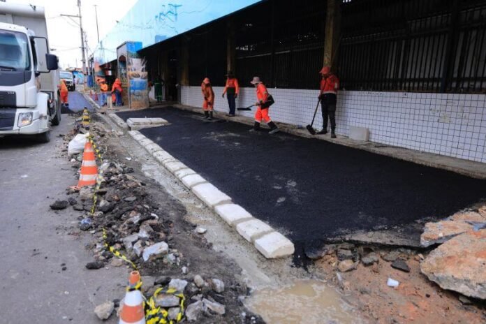 O vice-prefeito e secretário de Obras, Renato Junior, vistoriou o andamento das obras na área externa da feira Manaus Moderna.