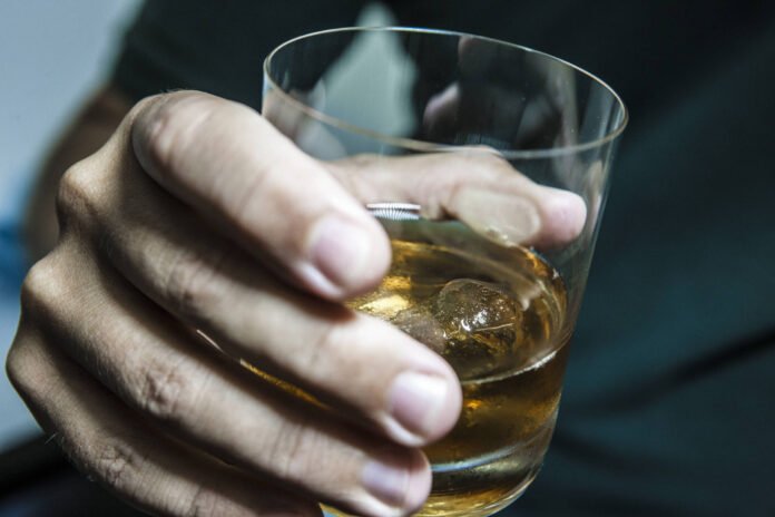 Casos de adulteração de bebida alcoólica em São Paulo acenderam alerta de intoxicação por metanol no Brasil.