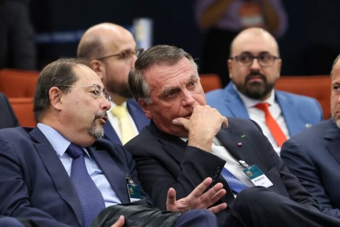 Bolsonaro-e-advogado-696x464 De acordo com o advogado Celso Vilardi, Jair Bolsonaro não compareceu ao primeiro dia de julgamento por estar mal de saúde.