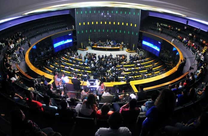 Camilo Santana, ministro da Educação, diz que parlamentares podem e devem ser cobrados por aprovação da PEC da Blindagem.