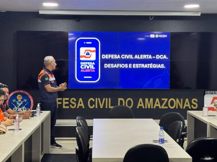 DC_TREINAMENTO_DCA_FOTOS_LUCAS_MONTEIRO2-696x522 Treinamento prepara agentes municipais para uso da ferramenta que envia mensagens de emergência diretamente aos celulares da população