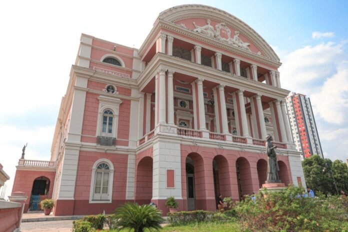 Representante da Unesco esteve em Manaus para avaliar a candidatura dos Teatros, entre eles o Teatro Amazonas