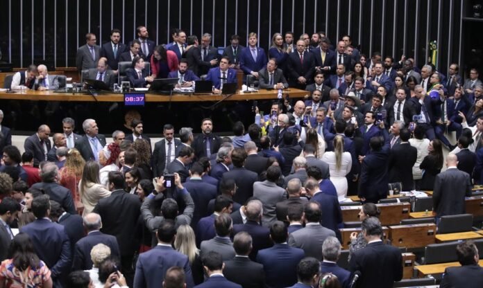 O resultado foi comemorado por deputados a favor do PL. Durante a votação, parlamentares contrários à proposta gritaram 