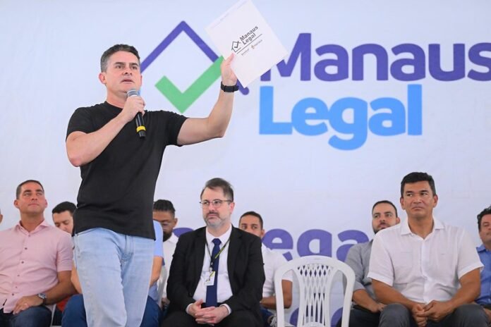 O prefeito de Manaus, David Almeida, realizou a entrega de 600 registros definitivos de imóveis a famílias do bairro Morro da Liberdade.
