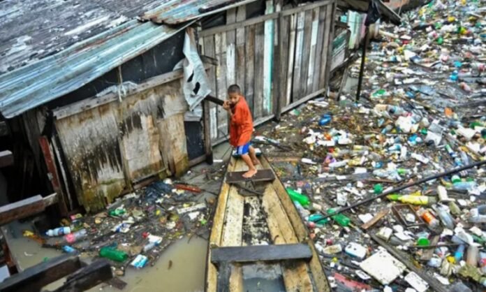 O estudo revela impactos em ambientes aquáticos e terrestres, além de potenciais danos à saúde humana por contaminação de plástico