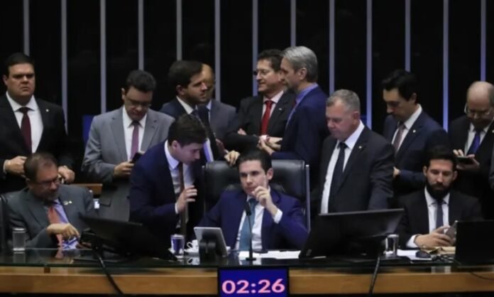 A chamada PEC da Blindagem foi aprovada por parlamentares da Câmara dos Deputados e agora segue para aprovação no Senado Federal.