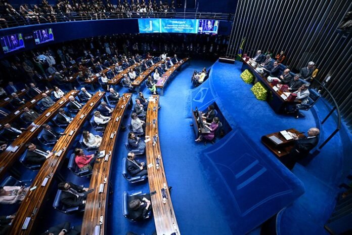 O texto da reforma regulamenta a governança, a fiscalização e as regras para o novo sistema tributário, criando o Comitê Gestor do IBS.