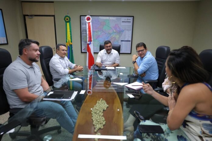 Wilson Lima assinou a ordem de serviço para um investimento de R$ 10 milhões em Barreirinha. Saiba mais sobre as obras de pavimentação e o impacto no município.