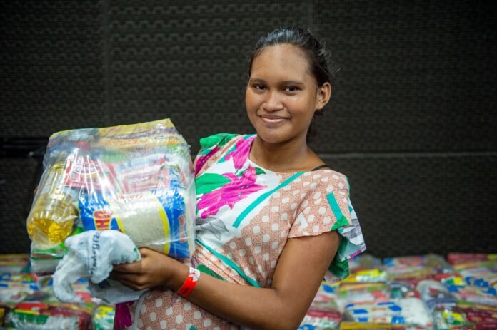 SEJUSC_ENTREGAS DE KITS BEBÊ E CESTAS_FOTO LINCONL FERREIRA (4) Governo do Amazonas entrega kits bebê e cestas de alimentos a famílias em vulnerabilidade social, garantindo apoio e segurança alimentar.